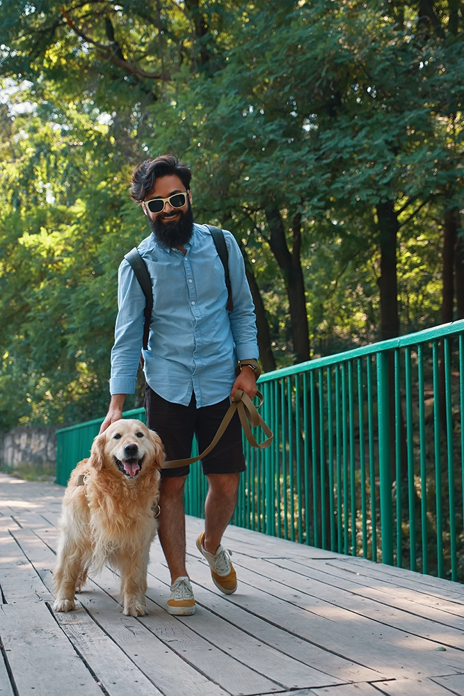 Paseo con un perro por el vecindario